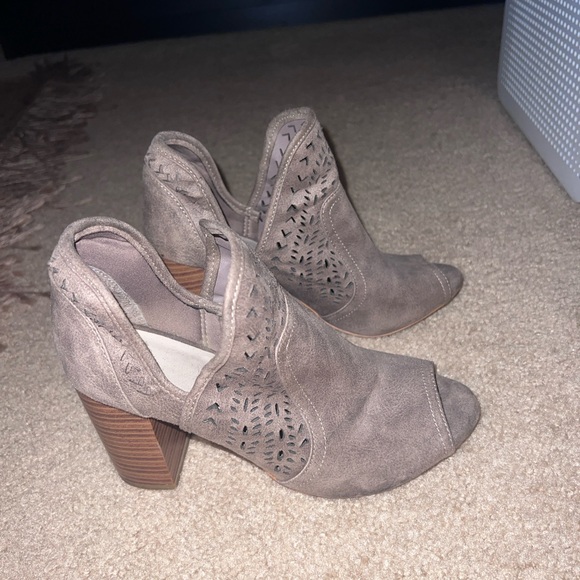NEW Fergalicious Women’s Grey Suede Open Toed Ankle Booties Size 8 - Picture 2 of 3